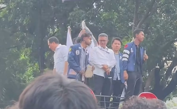 Stafsus Mensesneg temui massa aksi.